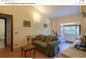 sala de estar con sofá y mesa en Villa Gerini, en Ronta