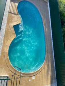 an overhead view of a swimming pool with blue water at Casa da Leonor in Viseu