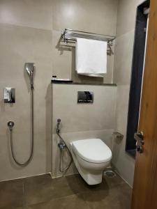 un piccolo bagno con servizi igienici e doccia di Sukoon Signature a Indore