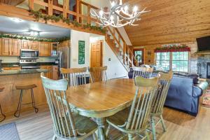 una cucina e una sala da pranzo con tavolo e sedie in legno di Cozy Gore Mountain Cabin with Game Room and Fire Pit a North Creek