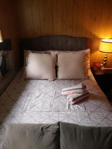ウェランドにあるBeautiful 2 level Space Enjoyのベッド(白いシーツ、枕付)