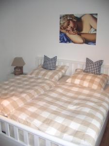 2 nebeneinander sitzende Betten in einem Schlafzimmer in der Unterkunft Ferienwohnung Franziska in Garmisch-Partenkirchen
