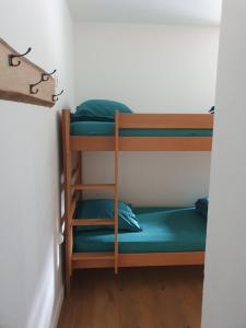ein paar Etagenbetten in einem Zimmer in der Unterkunft Chalet Jaune CHAMECHAUDE in Sarcenas