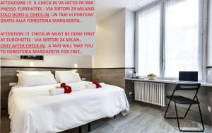 sypialnia z łóżkiem i biurkiem z komputerem w obiekcie Guesthouse Foresteria Margherita Milano w Mediolanie