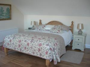 Tempat tidur dalam kamar di Templemoyle Farm Cottages
