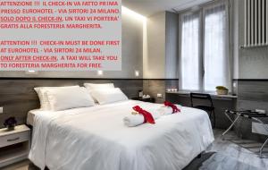 Łóżko lub łóżka w pokoju w obiekcie Guesthouse Foresteria Margherita Milano