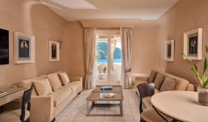 Posezení v ubytování Therasia Resort Sea and SPA - The Leading Hotels of the World