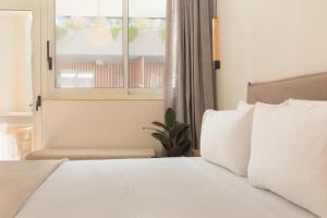 Postel nebo postele na pokoji v ubytování Living Stone Condo Hotel