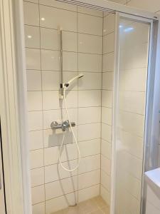 doccia con tubo in bagno di Moderne leilighet i sentrum av Sandefjord a Sandefjord