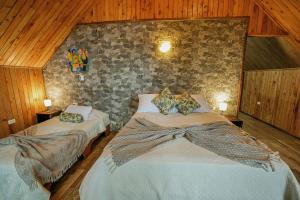 een slaapkamer met 2 bedden in een kamer bij Tityra Lodge in Monteverde Costa Rica