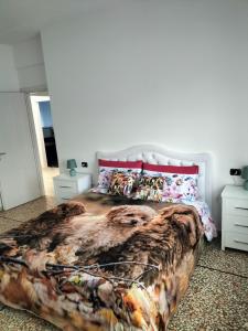 - une chambre avec un grand lit et une grande couverture animalière dans l'établissement Serravalle Apartment 2, à Serravalle Scrivia