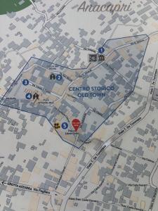 un mapa de una ciudad con una señal de parada roja en House via Orlandi for 5 people, en Anacapri