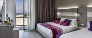 A bed or beds in a room at Hotel Boemia