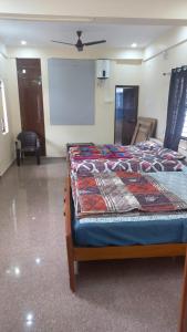 1 dormitorio con 1 cama en una habitación en YETTI-A GUEST HOUSE, en Yercaud