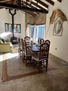 Khu vực ghế ngồi tại Hermosa Casa en Bosque De Pinos Trevelin! +19 ảnh