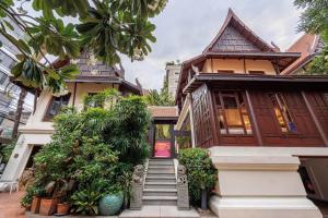 a house with a staircase leading up to it at Bangkok CBD Pinky Vibe Villa in Bangkok