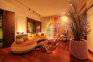 een woonkamer met 2 banken en een tapijt bij Bangkok CBD Pinky Vibe Villa in Bangkok +32 foto's