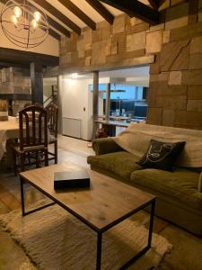 Khu vực ghế ngồi tại Hermosa Casa en Bosque De Pinos Trevelin!