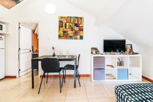 een eetkamer met een tafel en een koelkast bij Cordoaria Douro View Apartment in Porto