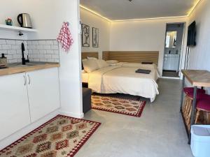 a bedroom with a bed and a kitchen with a counter at MàHouse GuestHouse in Lisbon