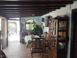 uma sala de jantar com uma mesa e cadeiras num quarto em Casa Heidica, a pies del Tajogaite em Los Llanos de Aridane