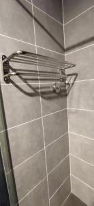 un toallero de metal en la pared de una ducha en H&W Sunway Onsen Suite Tambun Sunway City Ipoh, en Ipoh