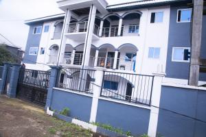 un edificio azul y blanco con balcones. en Cloud Hill, en Buea