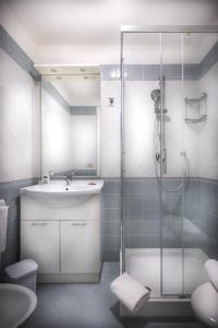 ein Bad mit einem Waschbecken und einer Dusche in der Unterkunft Room Giuliani in Sorrent