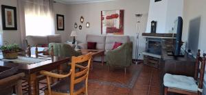 sala de estar con mesa y sala de estar con sofá en Casa Obdulia, en Vilvestre