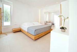 Ένα ή περισσότερα κρεβάτια σε δωμάτιο στο Almyra Seaside Luxury Suites +42 φωτογραφίες