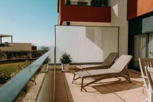 balcone con sedia e tavolo di Little Dream - Luxury Beach Retreat a Fuengirola