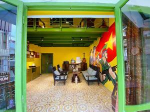 uma sala de estar com um quadro na parede em Budget 80s Style Apt @4 guests @WalkingStreet em Hanói