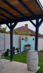 un patio con pérgola azul, mesa y sillas en BTP House en Hunedoara