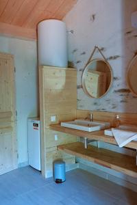 een badkamer met een wastafel en een spiegel bij Gite Le Clarou in Valleraugue
