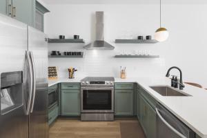 Nhà bếp/bếp nhỏ tại Chic and Cozy Designer Condo 3 Miles to Downtown +38 ảnh