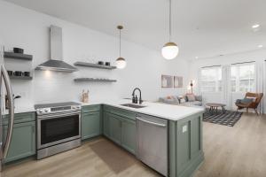 Nhà bếp/bếp nhỏ tại Chic and Cozy Designer Condo 3 Miles to Downtown