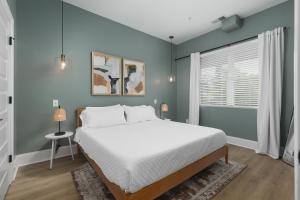 Giường trong phòng chung tại Chic and Cozy Designer Condo 3 Miles to Downtown