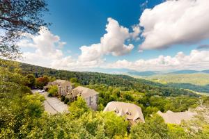 - une vue aérienne sur une maison entourée d'arbres dans les montagnes dans l'établissement Marla on the Mountain, à Sugar Mountain