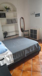 - une chambre avec un lit et une chaise dans l'établissement Testaccio alloggio turistico, à Rome