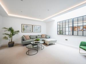 Pass the Keys London Modern EcoTownhouse Dulwich في لندن: غرفة معيشة مع أريكة وطاولة