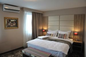 una camera d'albergo con un letto grande e una finestra di Hotel VIP a Sarajevo