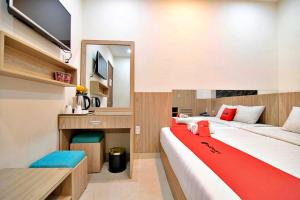 胡志明市的住宿－HANZ Love Hotel Tran Binh Trong，一间卧室配有一张带红色毯子的大床