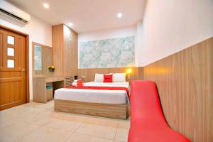 胡志明市的住宿－HANZ Love Hotel Tran Binh Trong，一间卧室配有一张大床和一张红色的沙发
