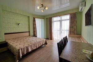 מיטה או מיטות בחדר ב-Ostrov'OK