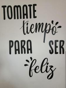 ein Schild mit den Worten übersetzt Ananas-Papaya-Sera in der Unterkunft RyG Apartments in San Carlos de Bariloche