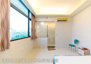 een badkamer met een glazen douche en een raam bij 灣客棧壯圍56館 in Yilan