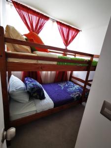a couple of bunk beds in a room at Maravilloso Depto 3 habitaciones 1 baño - familiar Iquique in Iquique