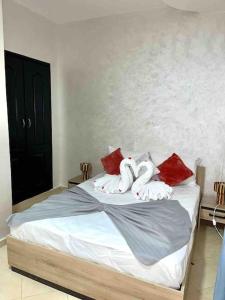 1 dormitorio con 1 cama con toallas en Appartement haut standing 3 chambres avec Terasse quartier Gueliz / Hivernage à Marrakech en Marrakech
