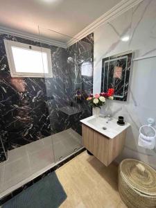 y baño con ducha, lavabo y bañera. en Appartement haut standing 3 chambres avec Terasse quartier Gueliz / Hivernage à Marrakech en Marrakech