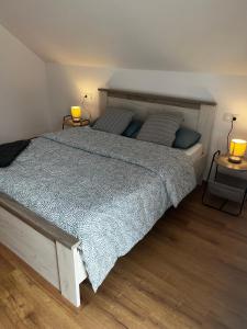 ein Schlafzimmer mit einem Bett mit zwei Lampen an zwei Tischen in der Unterkunft North Transylvania room 2 